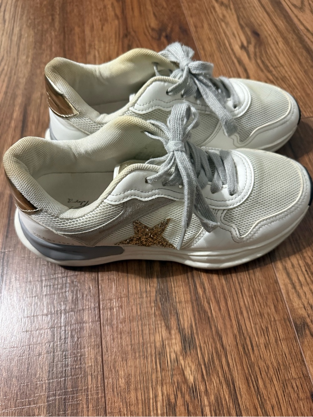 Vintage Havana Womens Judith Lace Up Low Top Sneakers JUDITH White / Gold 7.5